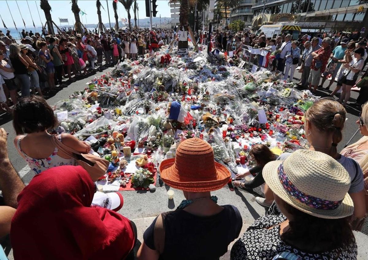 jgblanco34730581 people gather near flowers placed at a makeshift memorial on160717192003