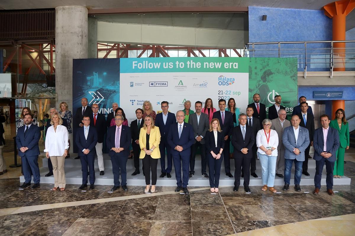 La foto de familia de la inauguración de Greencities y S-Moving en el Palacio de Ferias de Málaga.