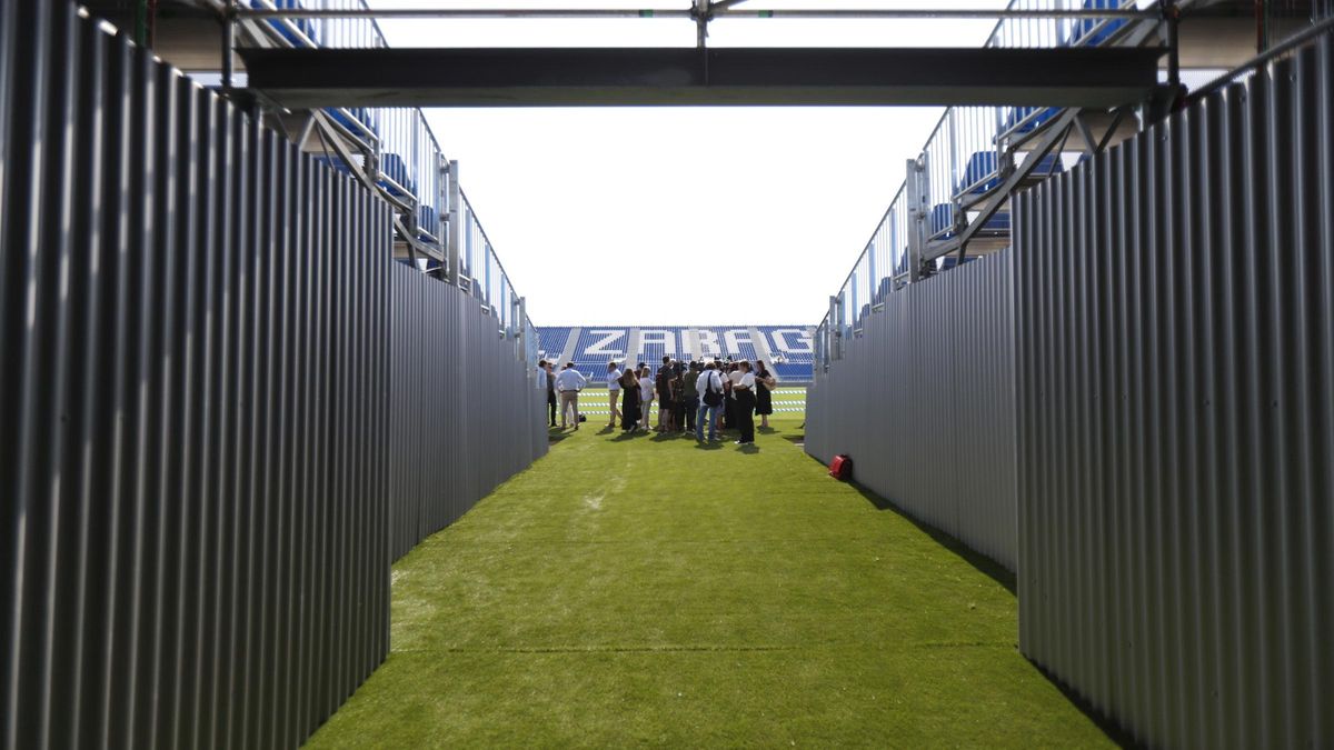Vista del campo modular desde el túnel de vestuarios.