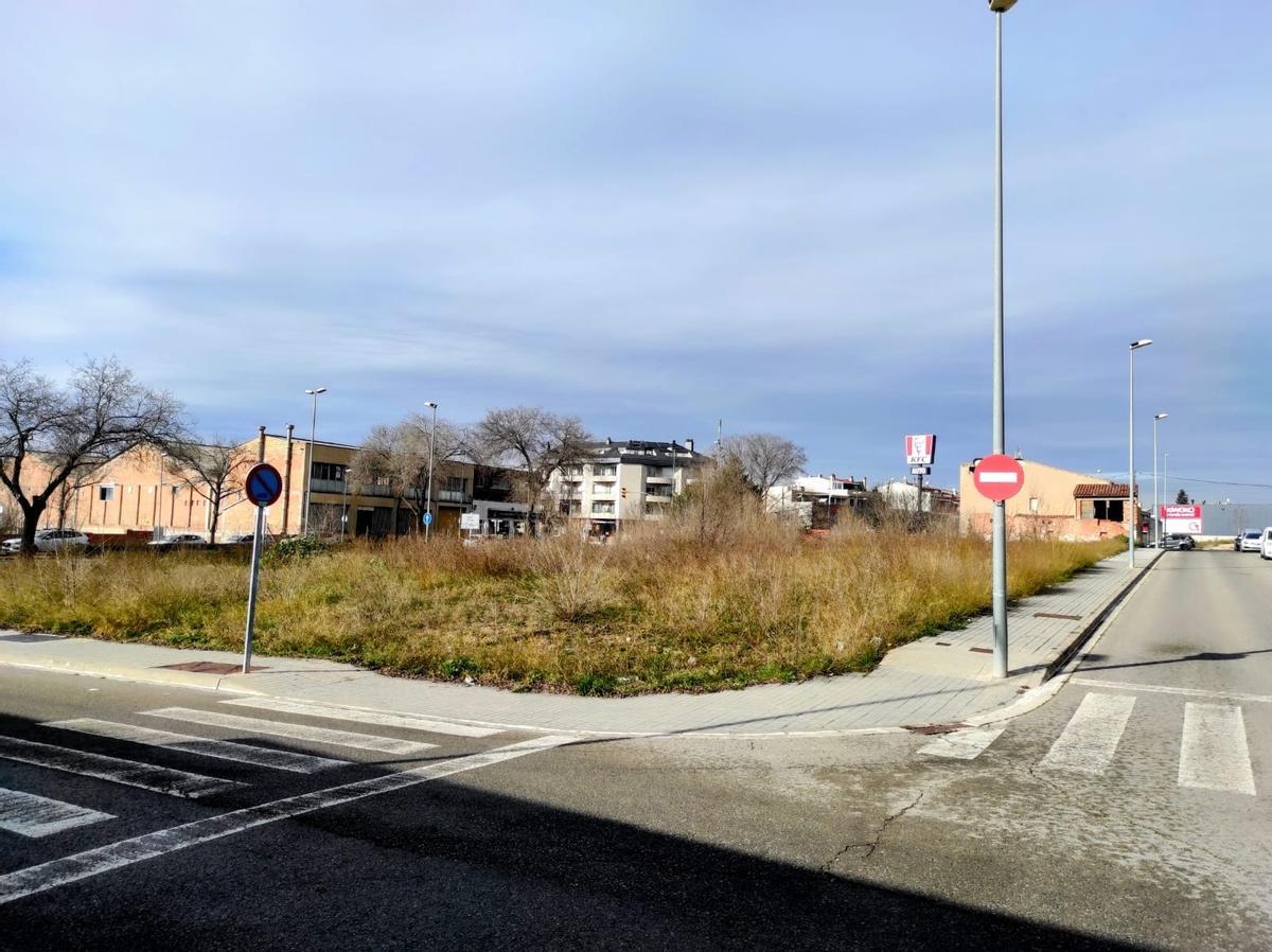 Solar municipal del carrer Joan Miró on està prevista la construcció d’uns 30 habitatges amb protecció oficial