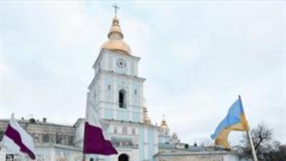 Barricada levantada frente a la catedral de las cúpulas doradas, en el centro de Kiev.