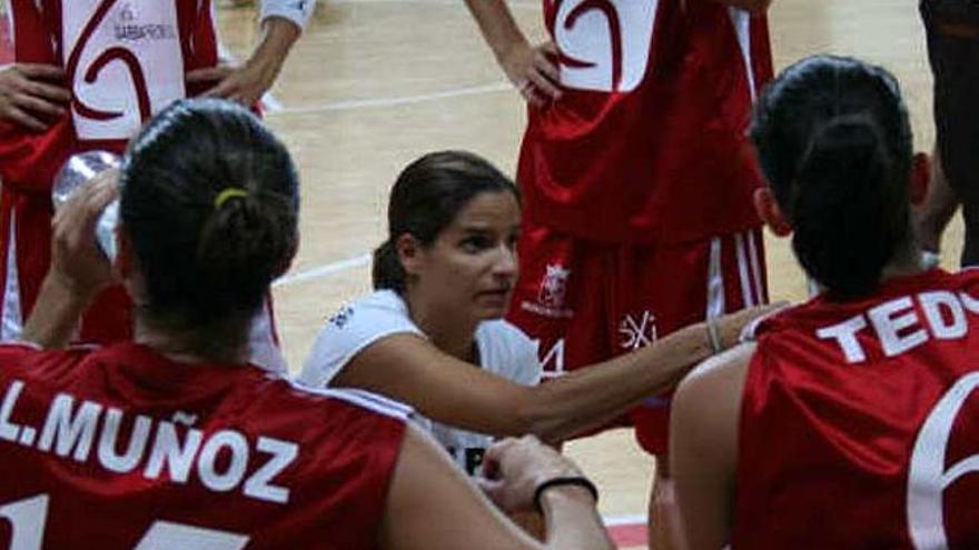 Bea Pacheco dirigiendo un partido del Bembibre.