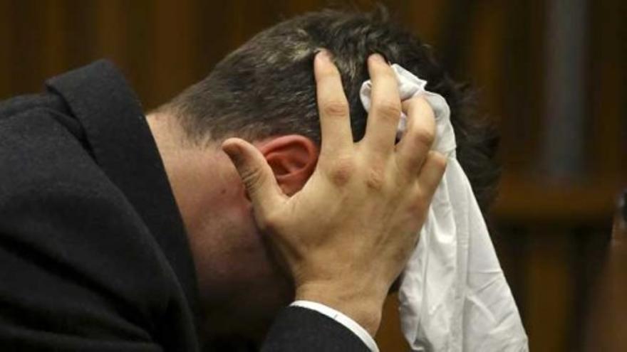 Óscar Pistorius vomita durante su juicio por asesinato