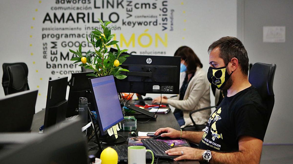 Personal desarrolla su jornada laboral en el puesto de trabajo en una empresa cordobesa.