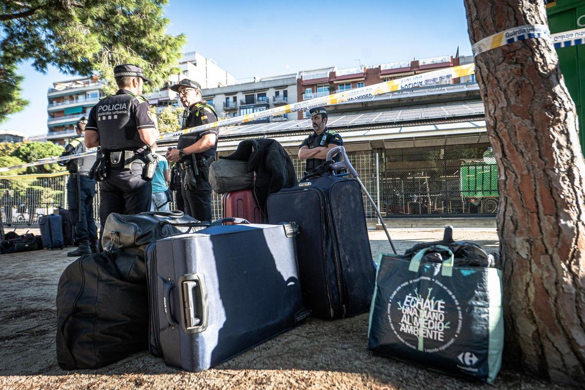 Barcelona desaloja a una treintena de personas sin hogar del parque Joan Miró