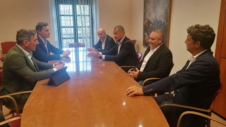 Jorge Pañeda, Jorge González-Palacios, Lorenzo Martínez, Fernando Castaño, Adolfo Celorio y Pablo Carbonell, en la reunión mantenida ayer en el Ayuntamiento. | LNE