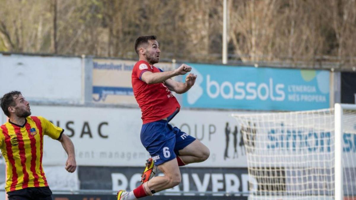 Ayala colpeja una pilota amb el cap. | UE OLOT