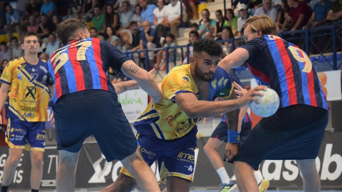 Marcio Silva, en el partido de la primera vuelta del Ángel Ximénez ante el Barça en Puente Genil.