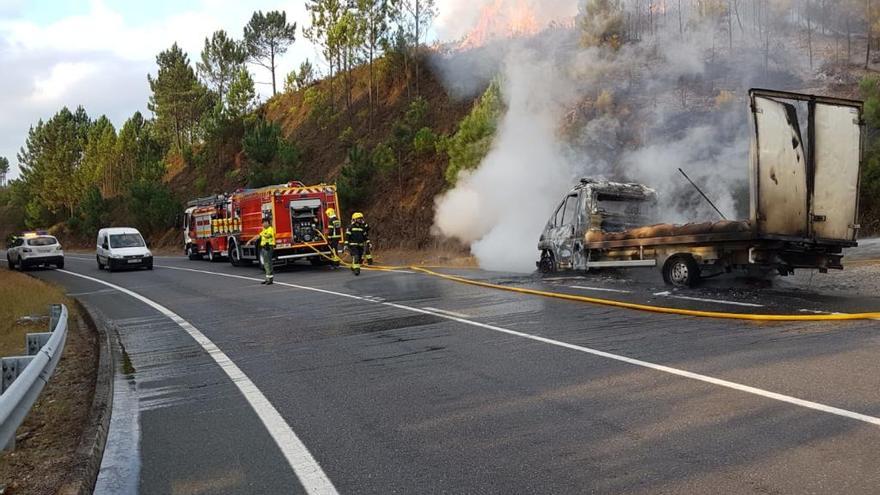 El furgón en plena combustión. // FdV