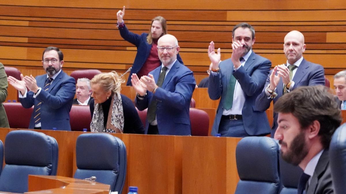 Gallardo recibe al aplauso de su grupo mientras habla el portavoz de Podemos, Pablo Fernández.