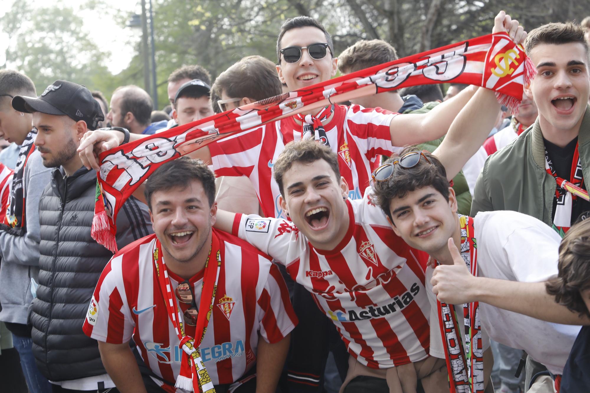 EN IMÁGENES: Así fue el recibimiento al autobús del Sporting en El Molinón