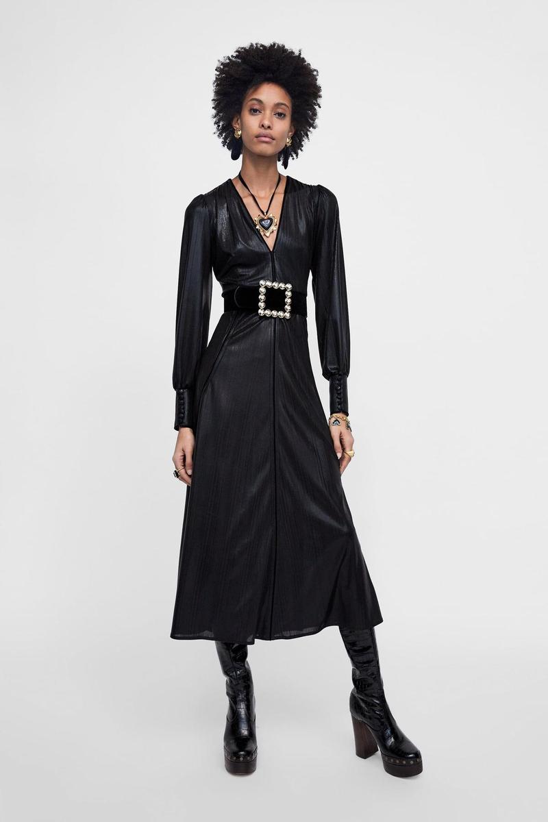 Vestido negro de largo midi y tejido brillante, de Zara (Precio: 59,95 euros)