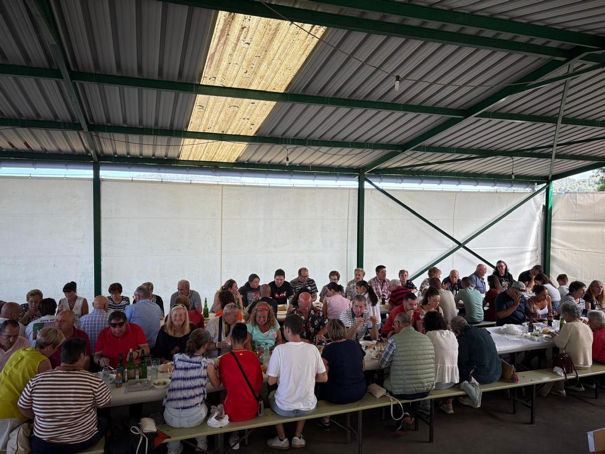 Comida de hermandad en Gancéu en una edición pasada de las fiestas.