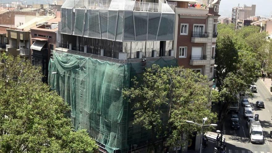 Un edificio antiguo en el que se están realizando obras de rehabilitación en Murcia.