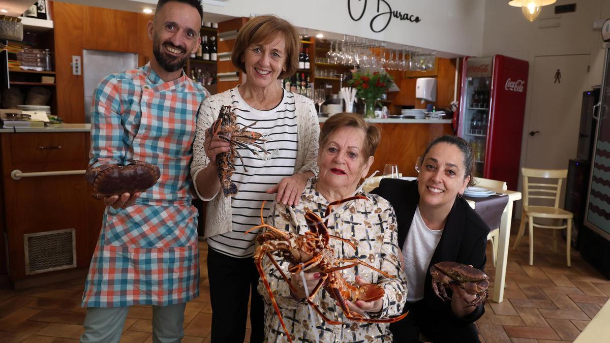 Representantes de las tres generaciones que han encabezado O Buraco en estos 50 años. En primer término, la fundadora, Otilia Aguín.