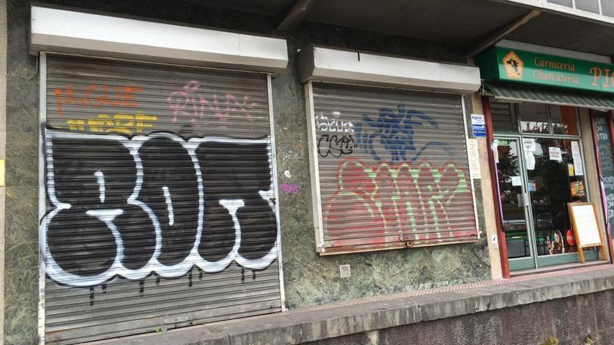 La Policía Municipal denuncia a cuatro jóvenes por pintar grafitis en la calle Arzobispo Guisasola
