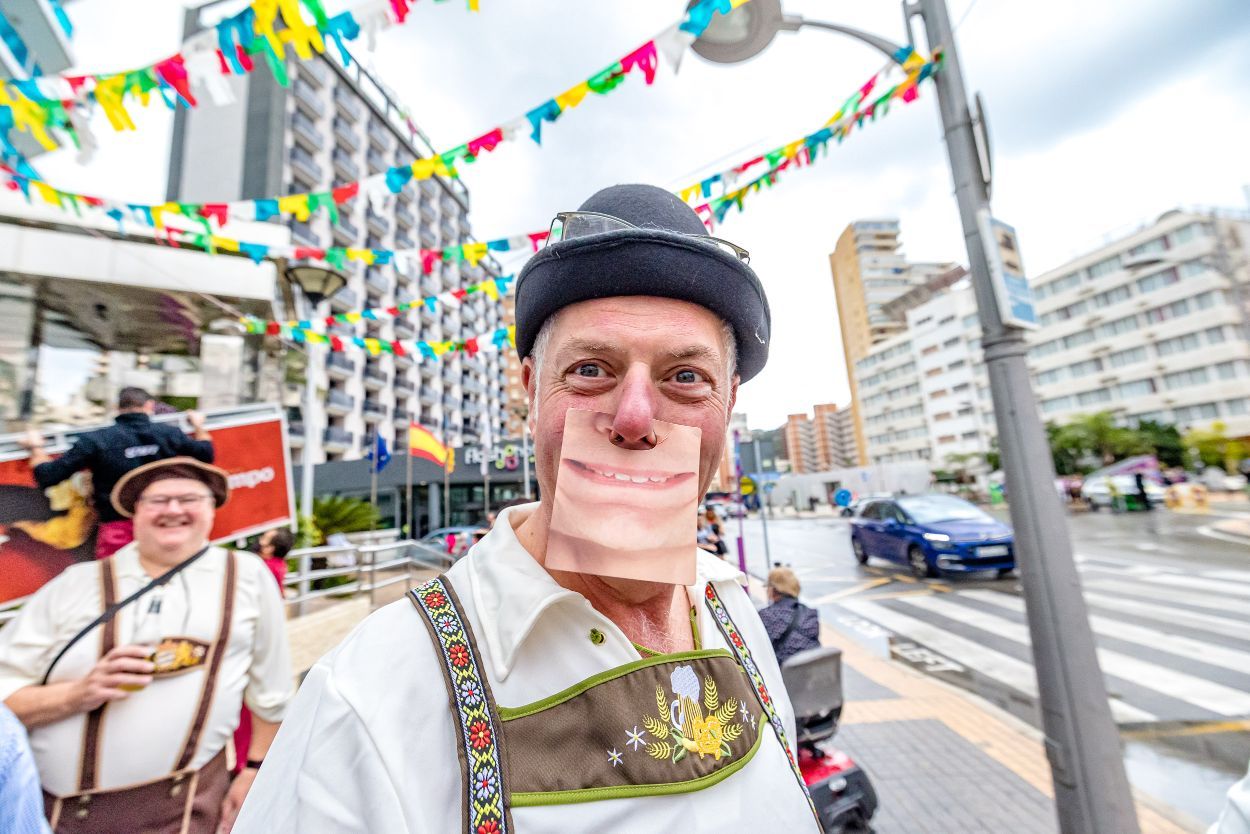 Los británicos desafían a la lluvia y celebran su "Fancy Dress Party" en Benidorm