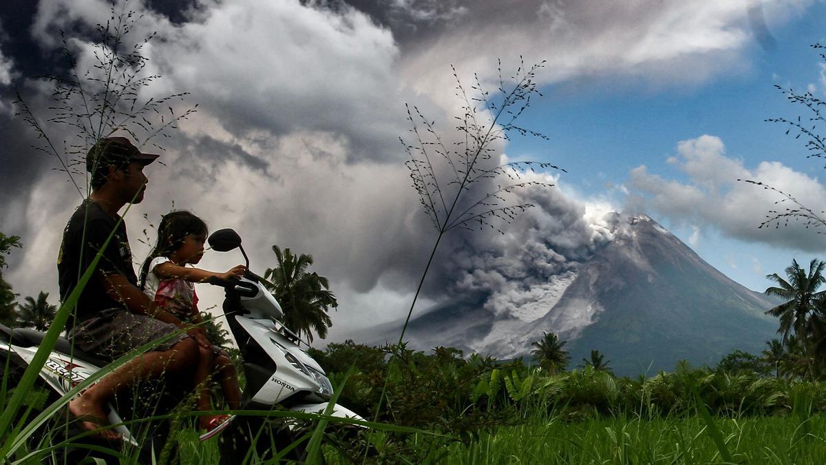 El humo espeso se eleva durante una erupción del Monte Merapi, el volcán más activo de Indonesia, visto desde la aldea de Tunggularum en Sleman.