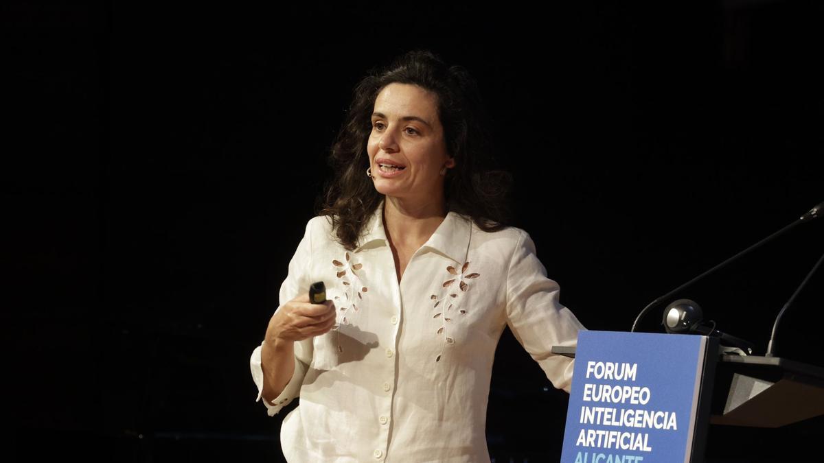 Aurelia Bustos durante su ponencia en el Fórum Europeo de Inteligencia Artificial celebrado en Alicante.
