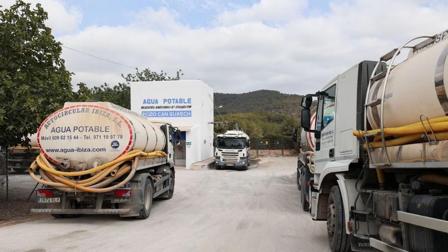 Varios camiones cargan agua de un pozo la semana pasada en Ibiza. | TONI ESCOBAR