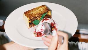 La torrija con helado de nata y frutos rojos del restaurante Sr. Antúnez.