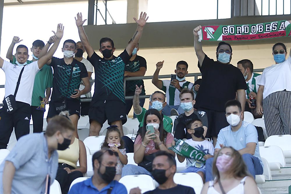 Aficionados asistentes al Córdoba CF-UD San Fernando