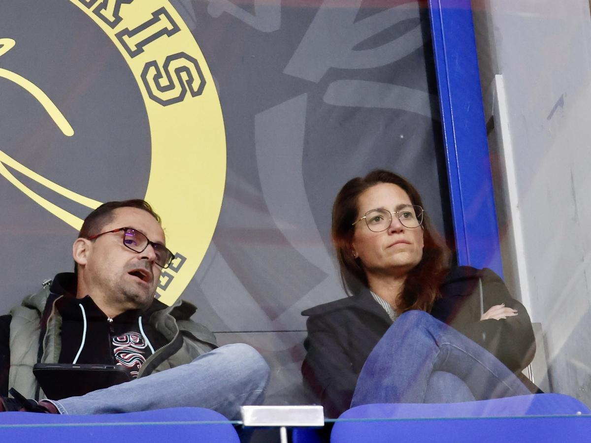 Anna Montañana, a la derecha, presenciando un partido en las gradas del pabellón Fausto Vicent