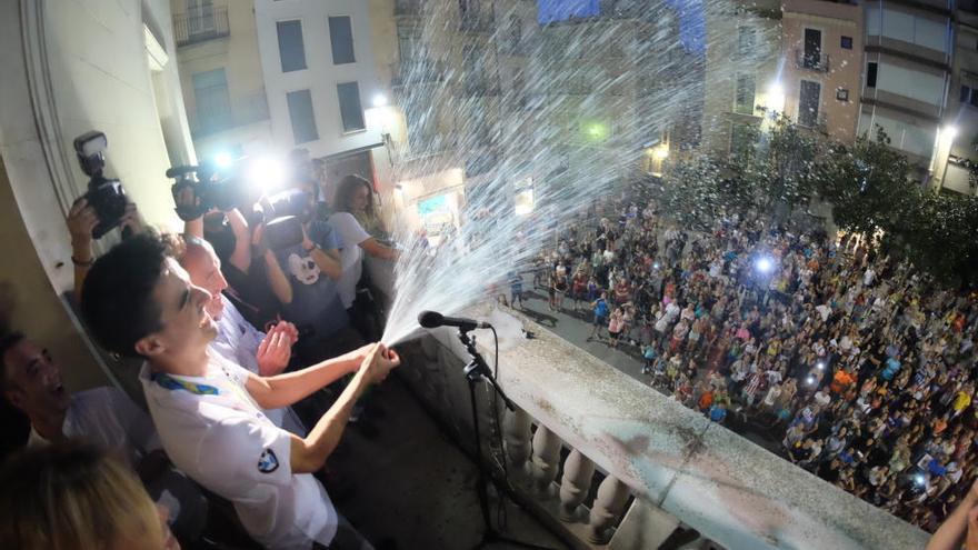 Joel González celebra la medalla des del balcó de l&#039;Ajuntament.