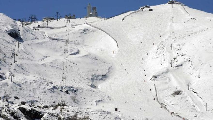 Esquiadores descienden por una de las pistas de Valgrande-Pajares el pasado domingo.