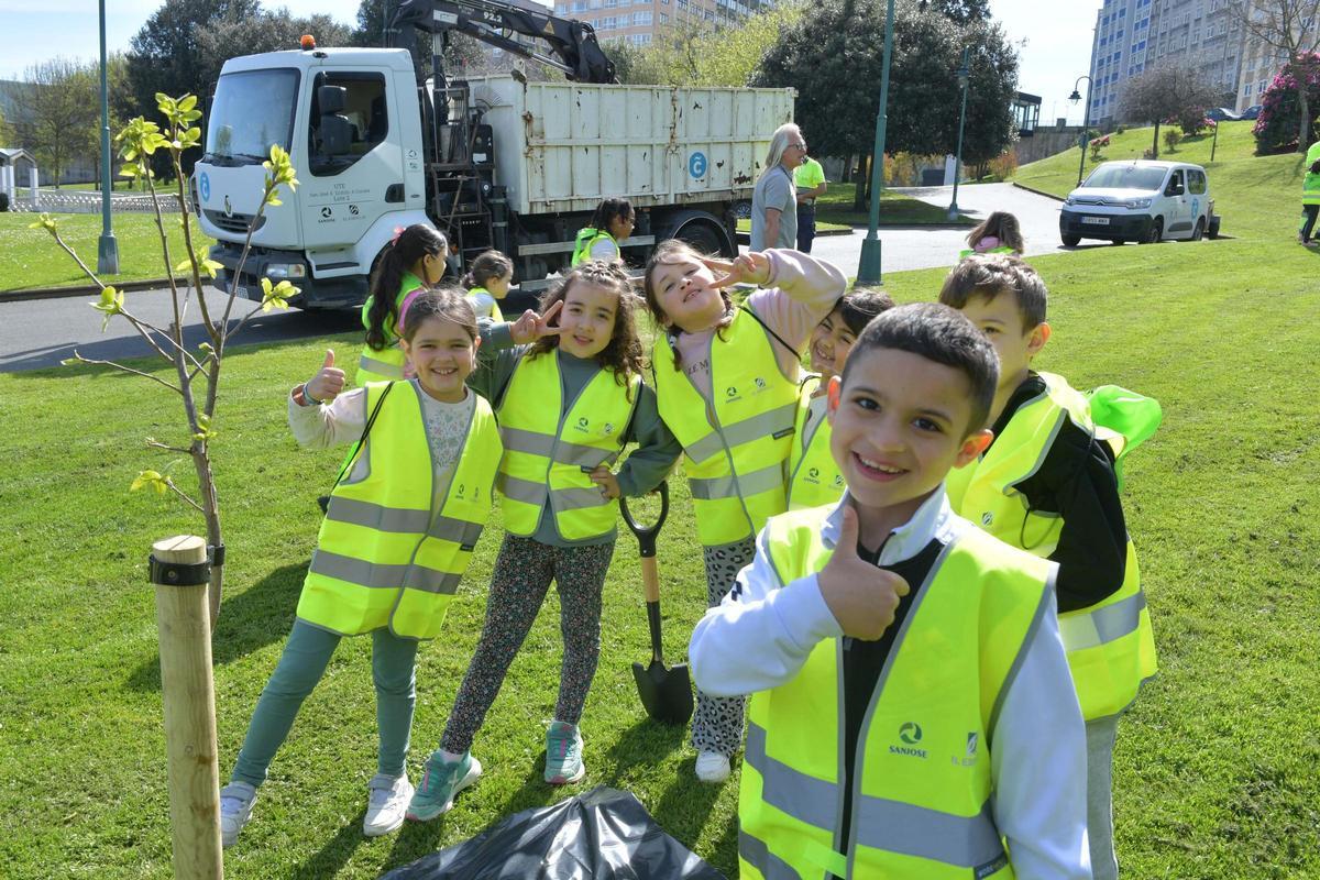 Alumnos del colegio Sal Lence plantaron 40 nuevos árboles en el parque de San Diego