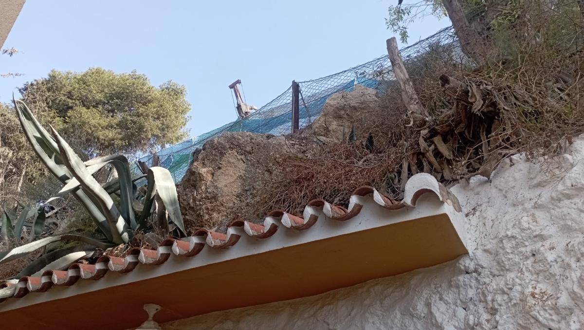 Los vecinos temen por la estabilidad de estas rocas próximas a una casa, durante la obras en la Torre de San Telmo.