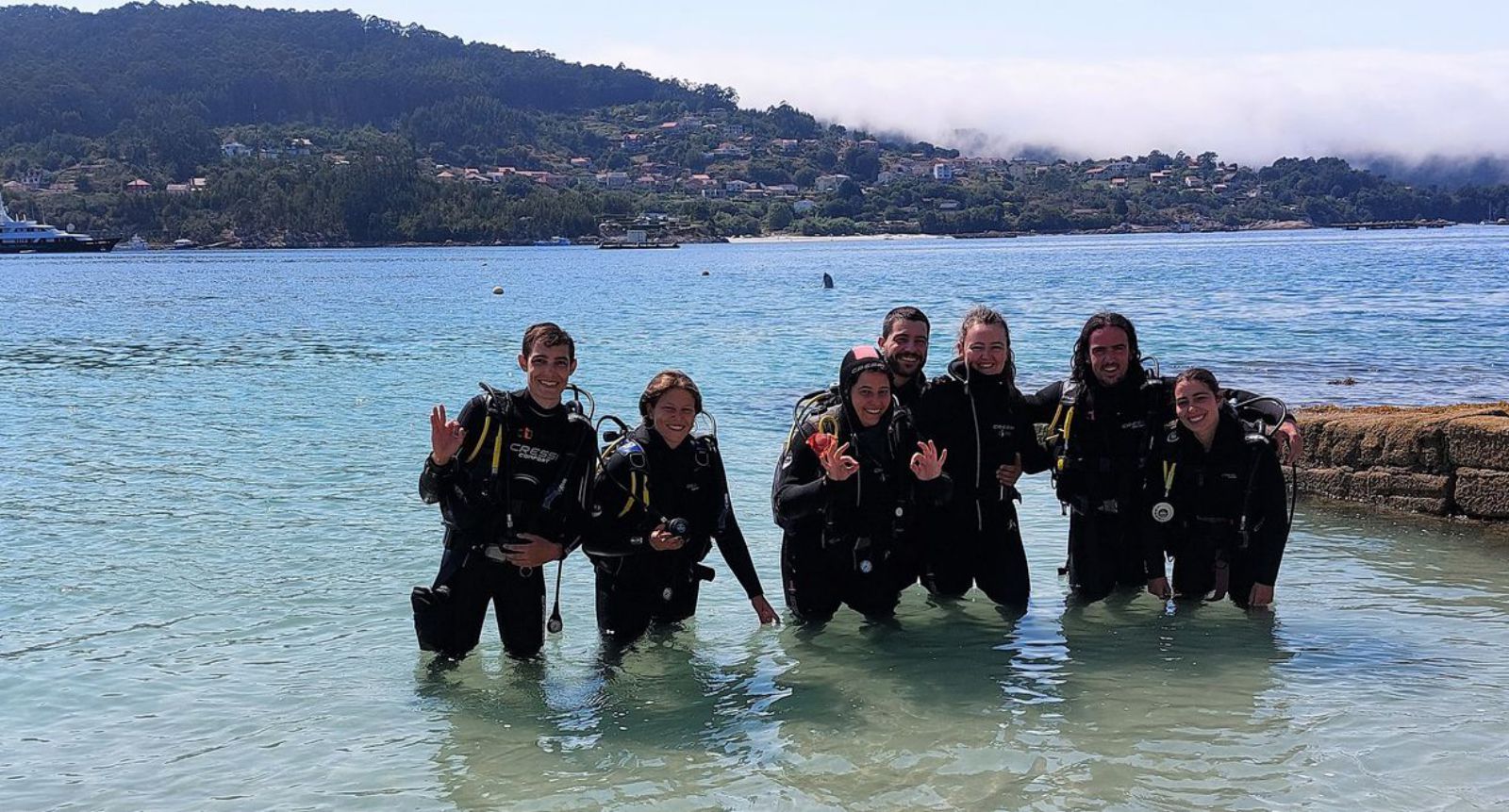 Un grupo del área de Vigo que realizó su bautismo de buceo este agosto.   | 