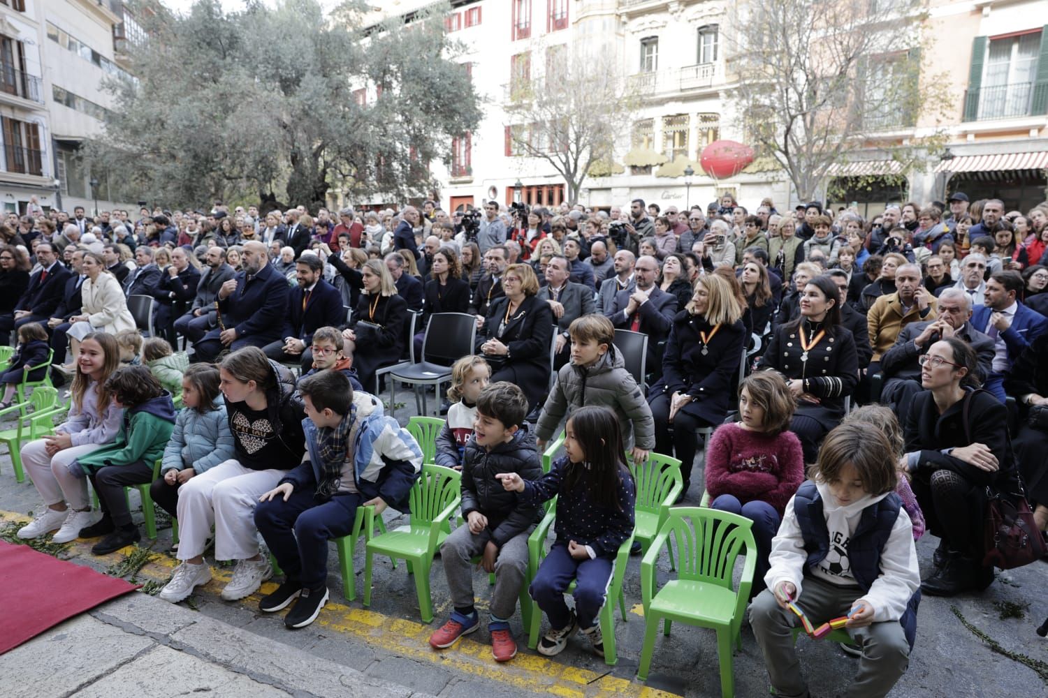 La plaza de Cort de Palma luce ya el estandarte del Rei en Jaume y la Cimera del Rei Martí