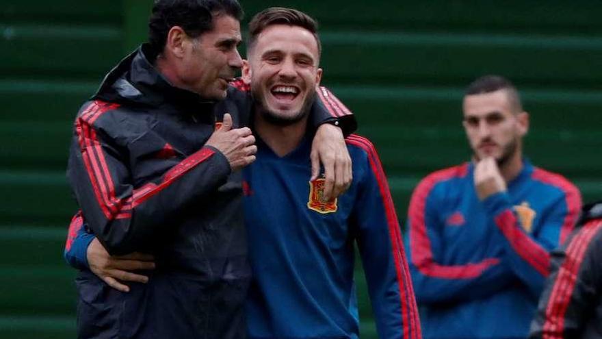 Fernando Hierro y Saúl, durante el entrenamiento de ayer en Kaliningrado.