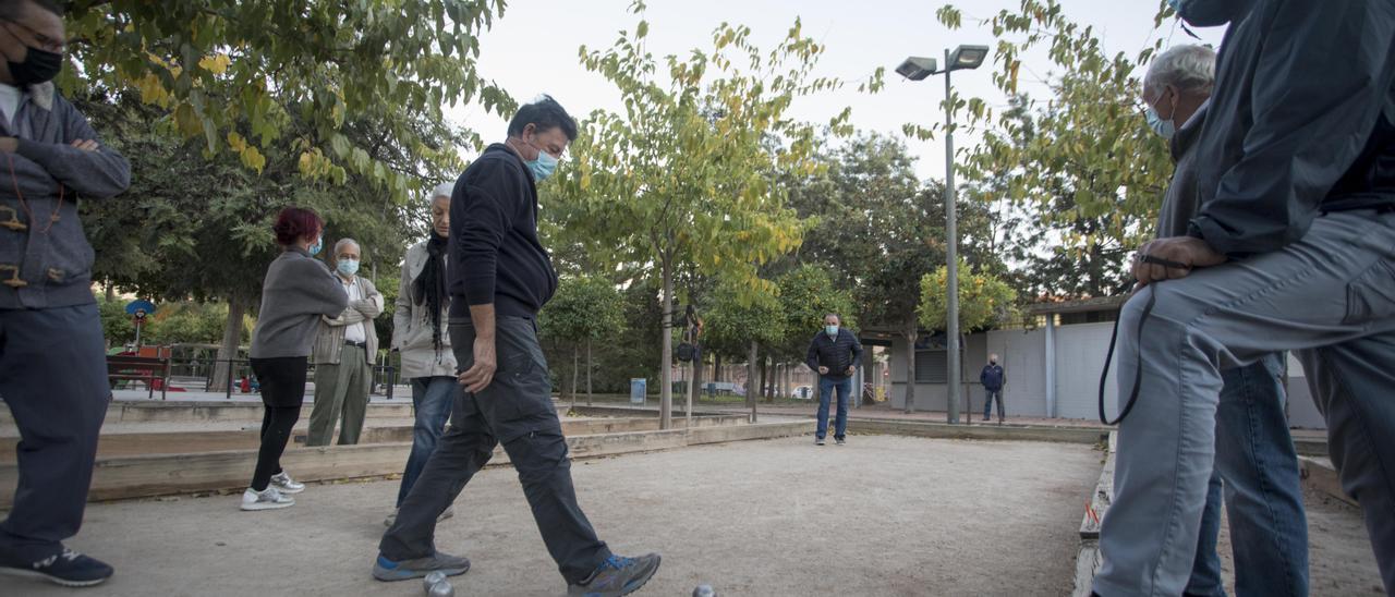 Pensionistas en el parque jugando a la petanca