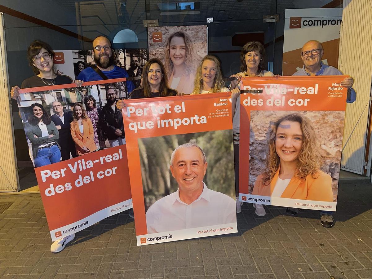 Varios de los integrantes de la candidatura de Compromís per Vila-real con la cartelería de la campaña.