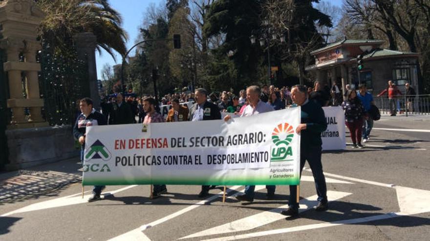 Cientos de ganaderos protestan en Oviedo contra la política agraria del Principado