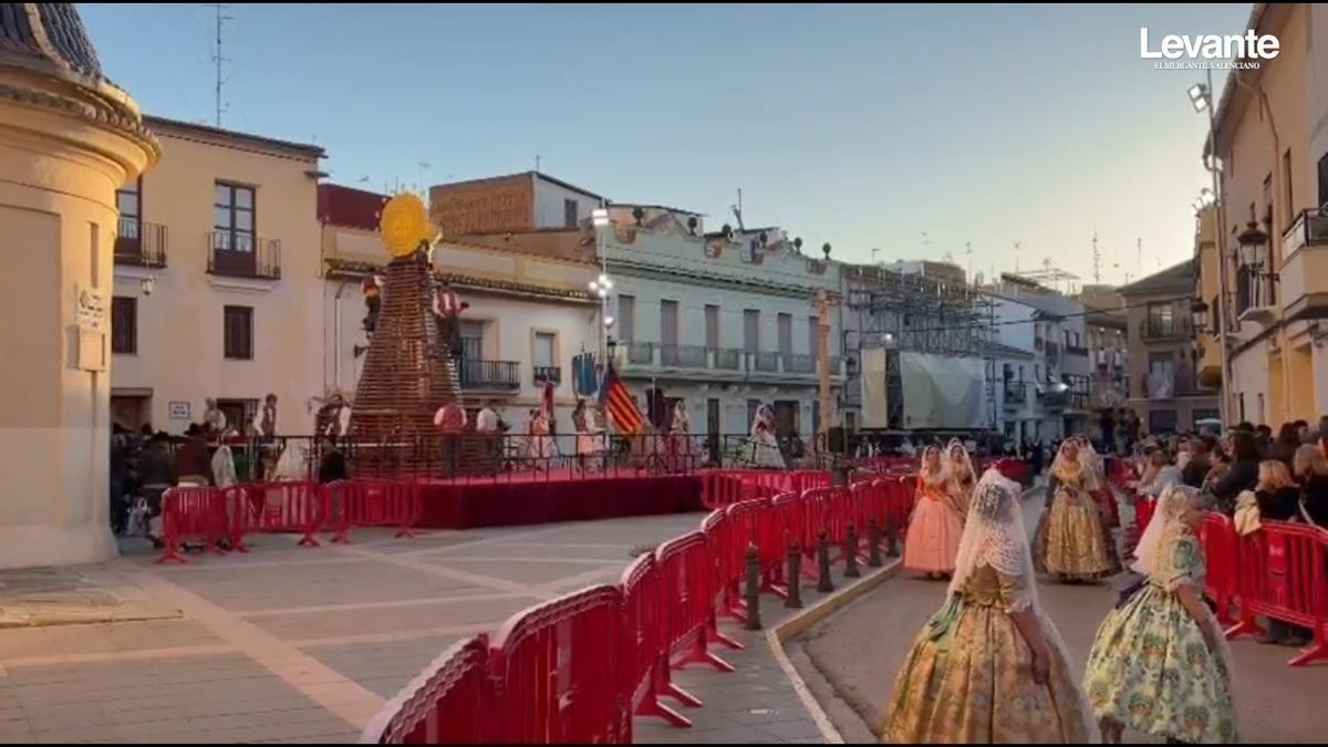 Cerca de 7.000 falleras y falleros ofrendan a la Virgen de los Desamparados en Torrent