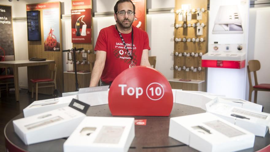 Robo en una tienda de teléfonos de Cáceres: &quot;Había una niña pequeña cuando entraron, me dio mucha pena por ella&quot;