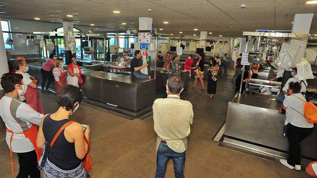 Vendedores de la plaza de abastos y de la nave de la verdura se reunieron ayer en asamblea.