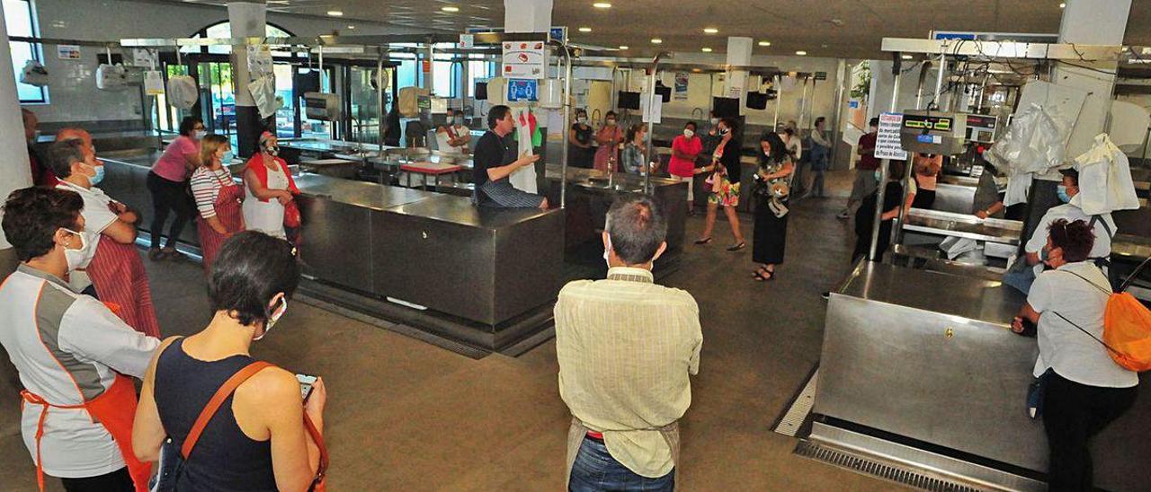 Vendedores de la plaza de abastos y de la nave de la verdura se reunieron ayer en asamblea.