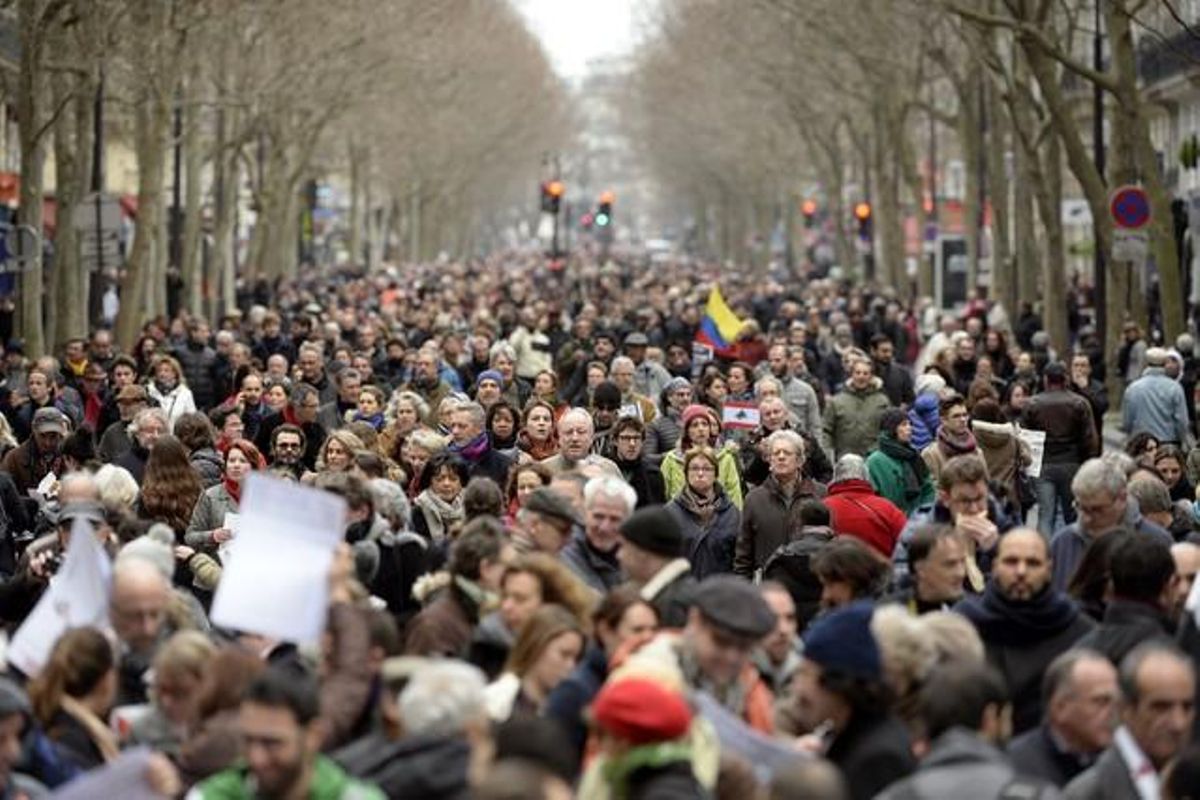 Centenars de milers de persones demanen la fi del terrorisme en la marxa de París.