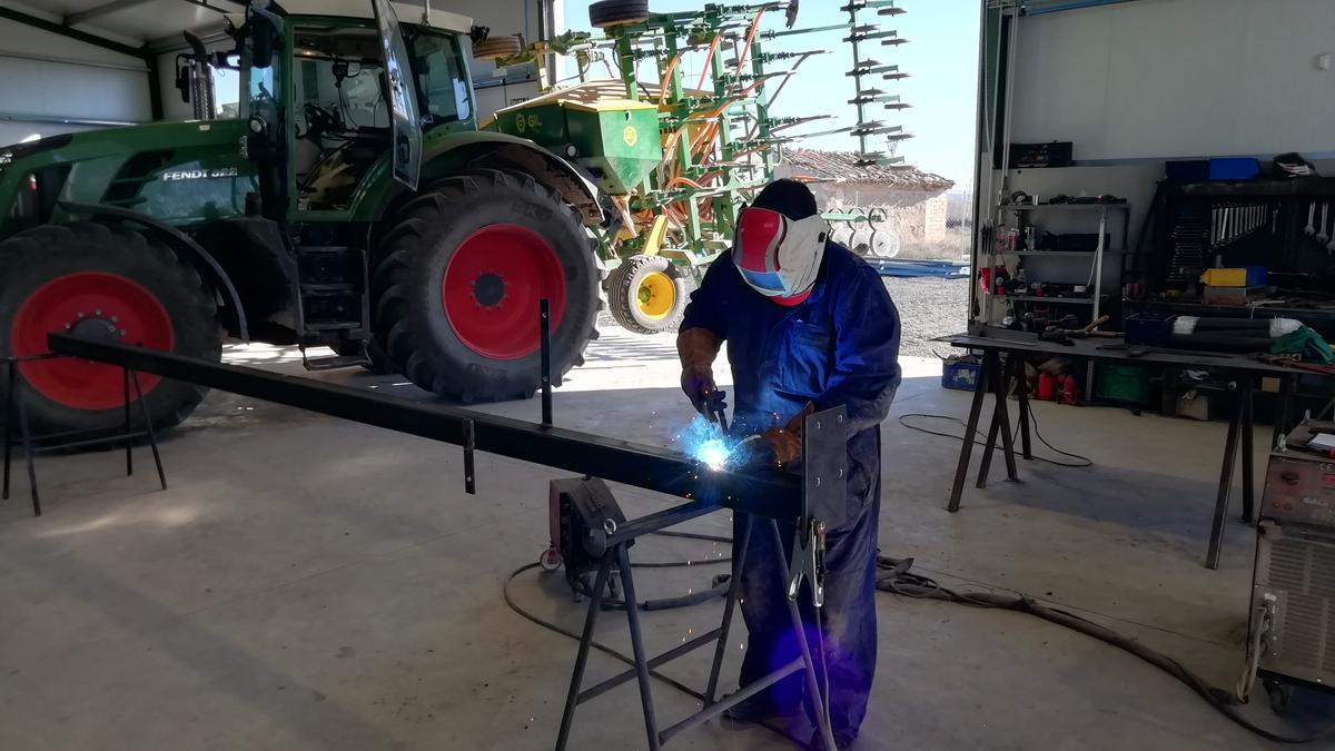 Una autónomo que trabaja en un taller carpintería metálica.