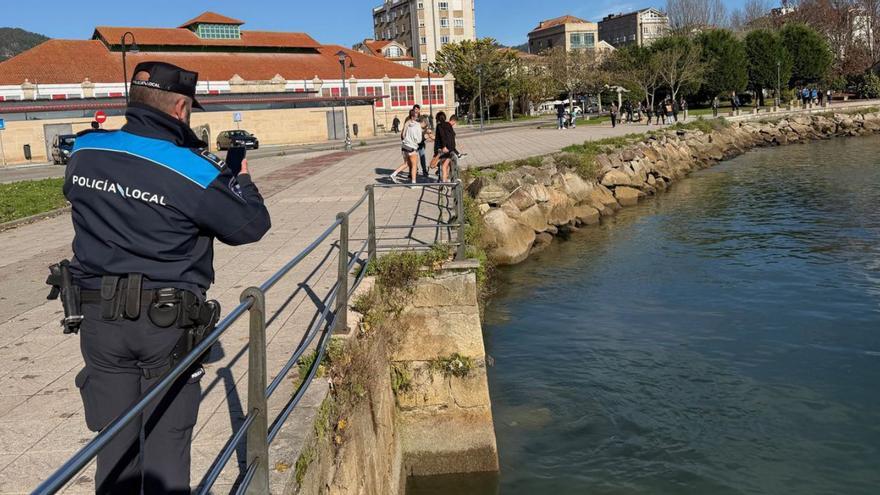 Un oficial de la Policía Local, documentando ayer el vertido de fecales en el centro de la villa  | |  G.NÚÑEZ