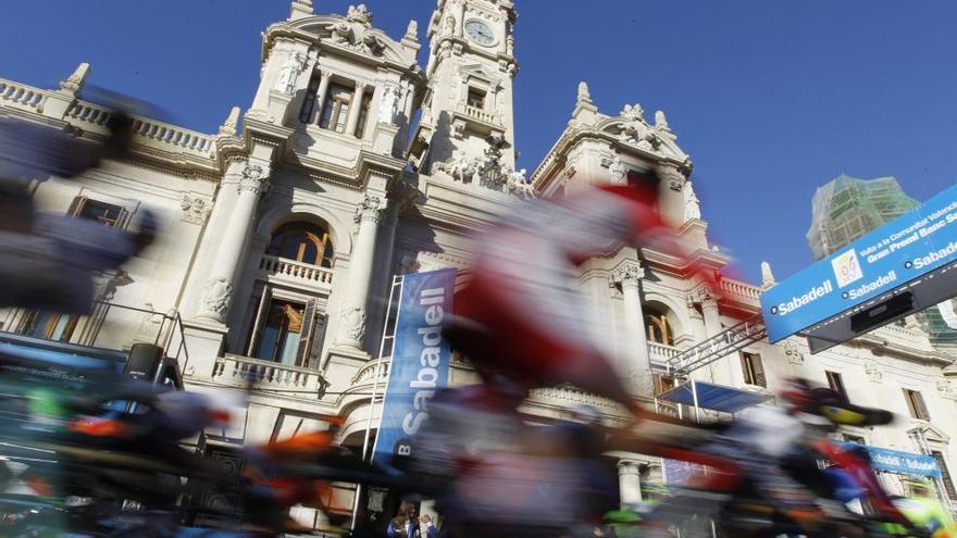 Los ciclistas pasan ante el Ayuntamiento. Foto: Germán Caballero