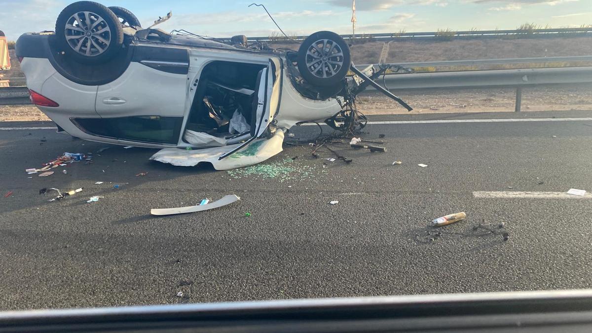 Uno de los coches ha quedado boca abajo tras el accidente a la altura de la salida de Los Martínez del Puerto.