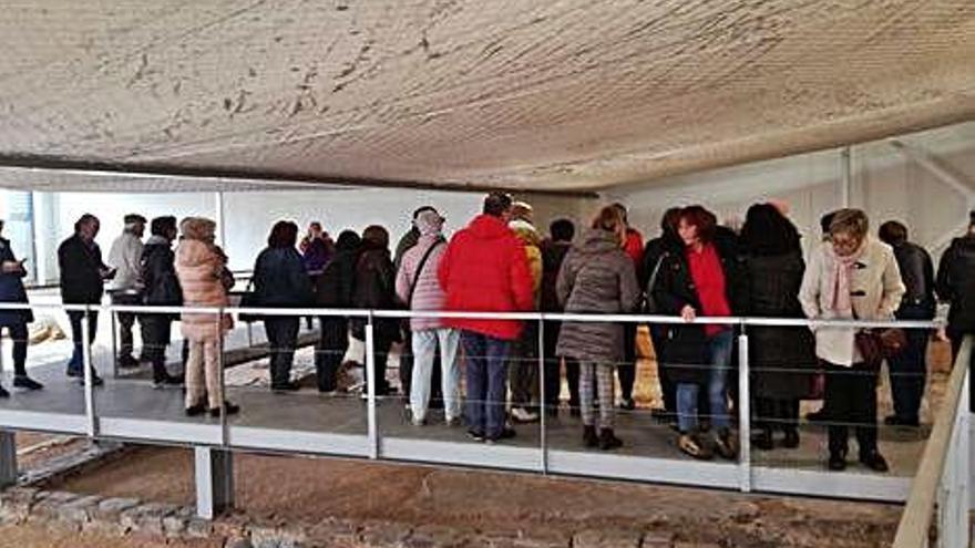 Un grupo de benaventanos en una visita a la demanda de la Villa Romana el pasado mes de febrero.