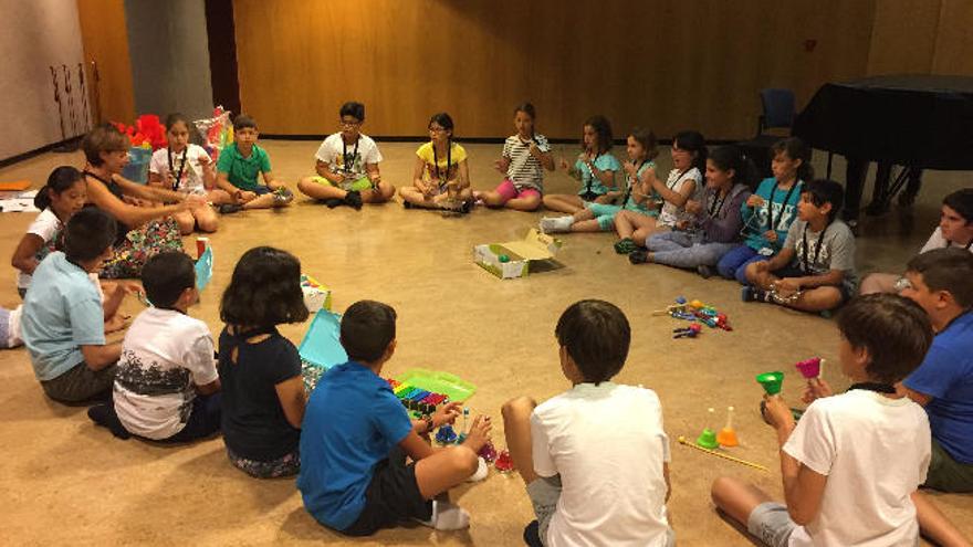 Algunos de los alumnos de Inegale juegan con los ejercicios de un aula de ritmo y percusión.