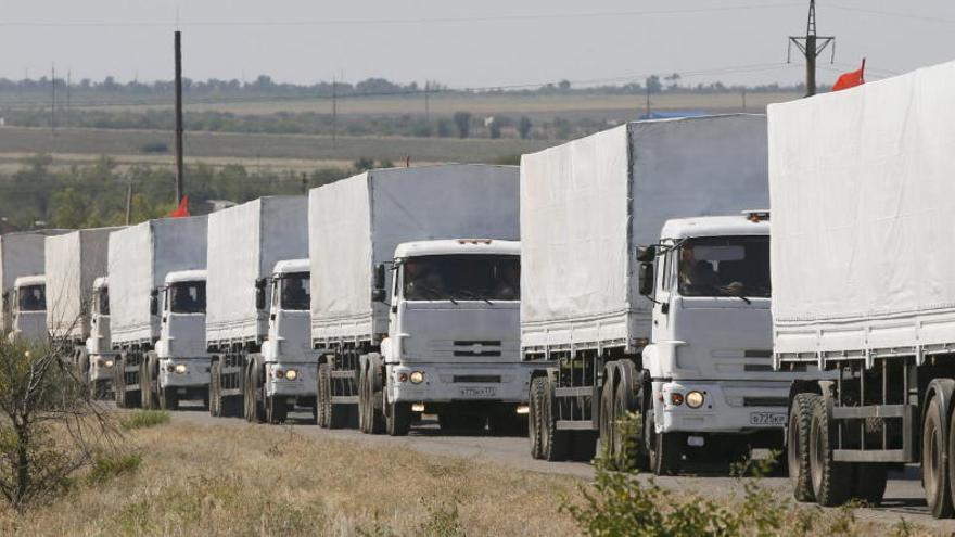 Camiones rusos llegan a Ucrania.