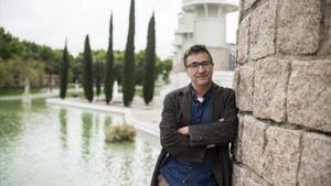 El director de la Beckett, Toni Casares, en el parque de la Espanya Industrial, donde acompañaba a sus hijas.